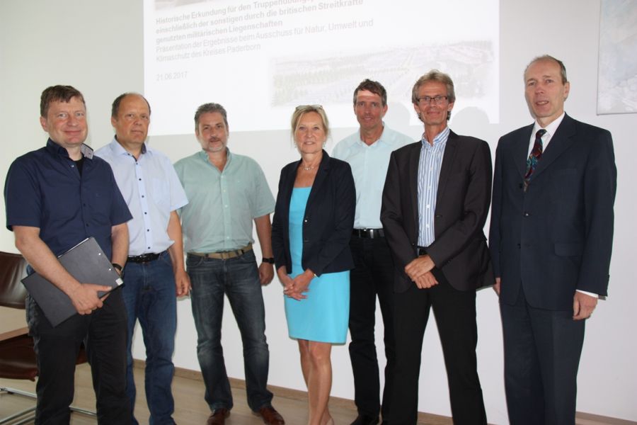 von links nach rechts: Elmar Schröder (Umweltamt Kreis PB), Dr. Michael Kerth (Dr. Kerth & Lampe GmbH), Frank Eitelberg (MSP GmbH), Dr. Ute Röder (Fachbereichsleiterin Umwelt, Kreis Lippe), Dr. Harald Mark (MSP GmbH), Klaus Kasmann (Leiter des Umweltamtes des Kreises Paderborn), Lothar Welp (Bezirksregierung Detmold) bei der Vorstellung des „Schadstoffkatasters Senne“  Bildnachweis: Amt für Presse- und Öffentlichkeitsarbeit, Kreis Paderborn, Michaela Pitz /kreis_paderborn-wAssets/img/00_presse/2017/66-Umweltamt/IMG_1840.jpg